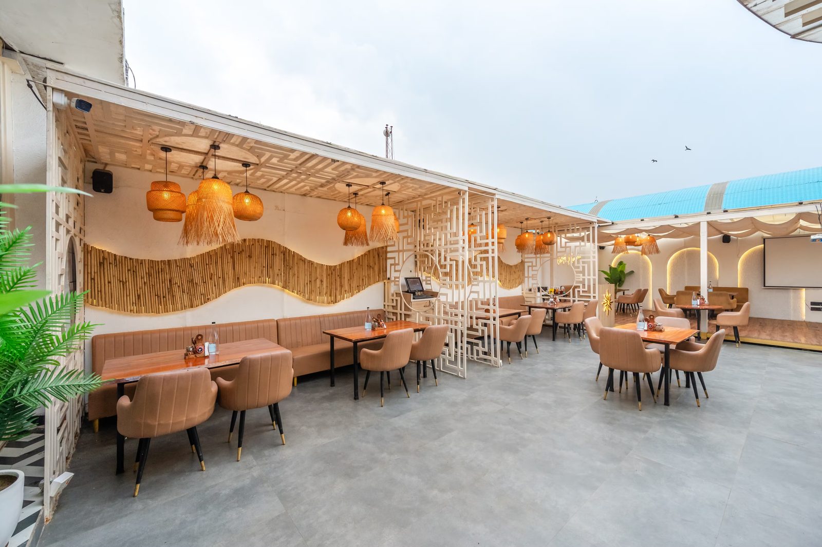 Meraak Cafe wide rooftop view