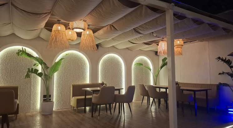 Meraak Cafe evening setup